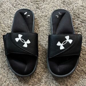 Under Armour flip flops - thongs - Black  - Size 6Y - gently used